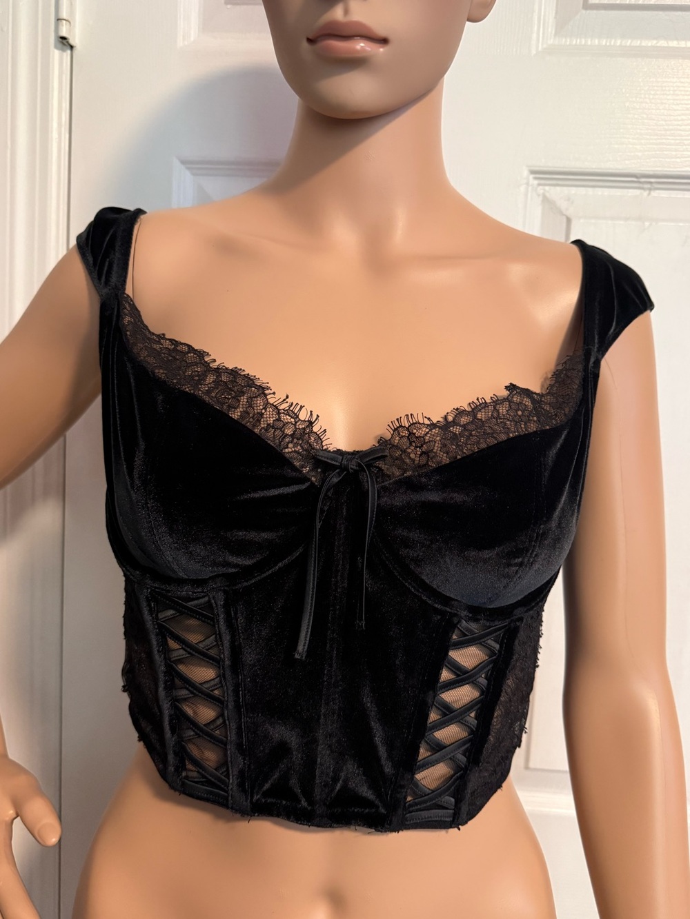 Victoria’s Secret Black Velvet Bustier Lace Corset Top Cap Sleeve Size Large